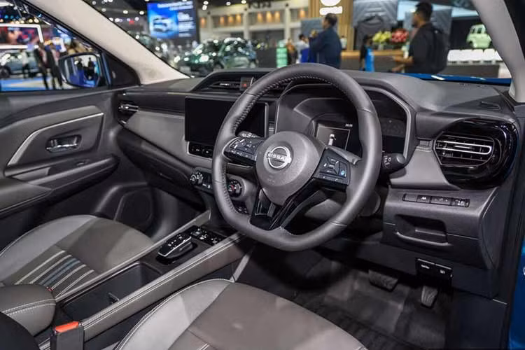 Tương tự ngoại thất, nội thất của Nissan Kicks 2026 cũng đã được thiết kế lại ở khu vực nội thất, mang lại không gian hiện đại và dễ sử dụng hơn. Thiết kế mới trải dài từ bảng táp-lô, cụm điều khiển trung tâm đến tapi cửa và cửa gió điều hòa, tạo sự gọn gàng, thuận tiện. Vô lăng bọc da có mặt trên tất cả các phiên bản.