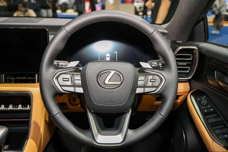 Khi mua Lexus IS300h Luxury 2026, khách hàng Thái Lan sẽ nhận về loạt trang bị mới như bảng đồng hồ kỹ thuật số và màn hình cảm ứng trung tâm cùng có kích thước 12,3 inch, hỗ trợ kết nối Apple CarPlay không dây/Android Auto có dây. Trước đây, xe chỉ dùng bảng đồng hồ analog với màn hình đa thông tin MID 4,2 inch và màn hình cảm ứng trung tâm 8 inch.