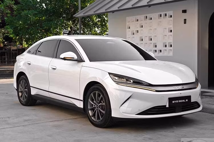 Vào hồi tháng 9/2025, hãng xe BYD của Trung Quốc đã chính thức giới thiệu dòng sedan thuần điện Seal 6 ở thị trường Malaysia. Đến Triển lãm Ô tô Quốc tế Bangkok (BIMS) 2026, BYD tiếp tục ra mắt mẫu xe này ở thị trường Thái Lan.