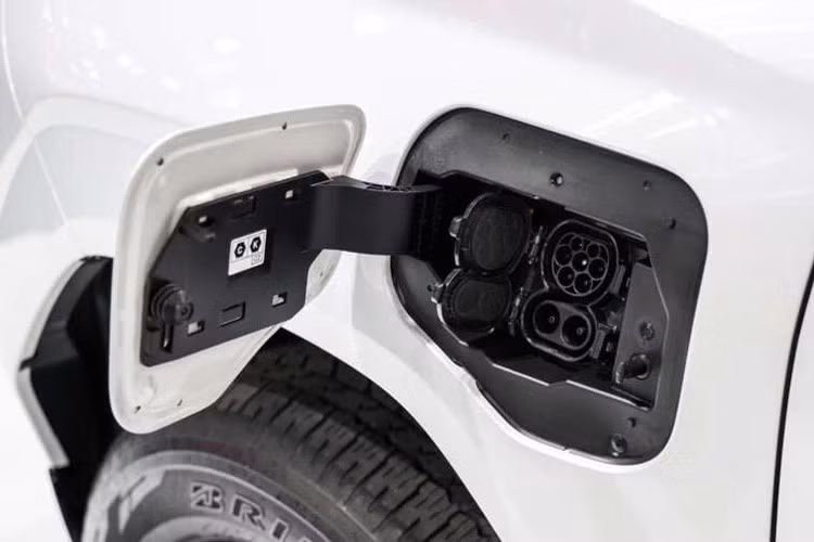 Mức giá bán Toyota Hilux 2026 mới cho thấy sự phủ rộng của dòng sản phẩm này nhằm đáp ứng nhiều nhóm khách hàng khác nhau. Dù bước sang thế hệ mới, Hilux Travo vẫn duy trì nền tảng IMV với khung gầm dạng thang đặc trưng, vốn đã chứng minh độ bền bỉ qua nhiều thế hệ.