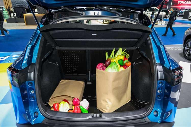 Ngoài ra, hệ thống còn hỗ trợ dừng và khởi hành dễ dàng, giảm tải cho người lái trên cao tốc cũng như hành trình dài với điều kiện người lái luôn đặt tay trên vô lăng. Các công nghệ an toàn khác của Nissan Kicks 2026 gồm hệ thống cảnh báo khi xe phía trước di chuyển, cảnh báo va chạm phía trước có thể phát hiện tới 2 xe, phanh khẩn cấp thông minh kèm nhận diện người đi bộ, cảnh báo điểm mù...