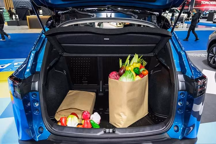 Ngoài ra, hệ thống còn hỗ trợ dừng và khởi hành dễ dàng, giảm tải cho người lái trên cao tốc cũng như hành trình dài với điều kiện người lái luôn đặt tay trên vô lăng. Các công nghệ an toàn khác của Nissan Kicks 2026 gồm hệ thống cảnh báo khi xe phía trước di chuyển, cảnh báo va chạm phía trước có thể phát hiện tới 2 xe, phanh khẩn cấp thông minh kèm nhận diện người đi bộ, cảnh báo điểm mù...