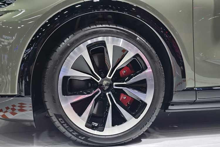 Ở phía sau, xe trang bị dải đèn LED kéo dài kết hợp hiệu ứng động và logo phát sáng ba chiều. Xe sử dụng bộ mâm kích thước lớn, phía sau là lốp 315/35 R22, phía trước là lốp 275/40 R22. Cổng sạc được thiết kế ẩn trong thân xe, mở bằng cơ chế điện tử.