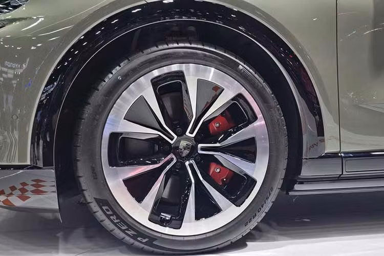 Ở phía sau, xe trang bị dải đèn LED kéo dài kết hợp hiệu ứng động và logo phát sáng ba chiều. Xe sử dụng bộ mâm kích thước lớn, phía sau là lốp 315/35 R22, phía trước là lốp 275/40 R22. Cổng sạc được thiết kế ẩn trong thân xe, mở bằng cơ chế điện tử.