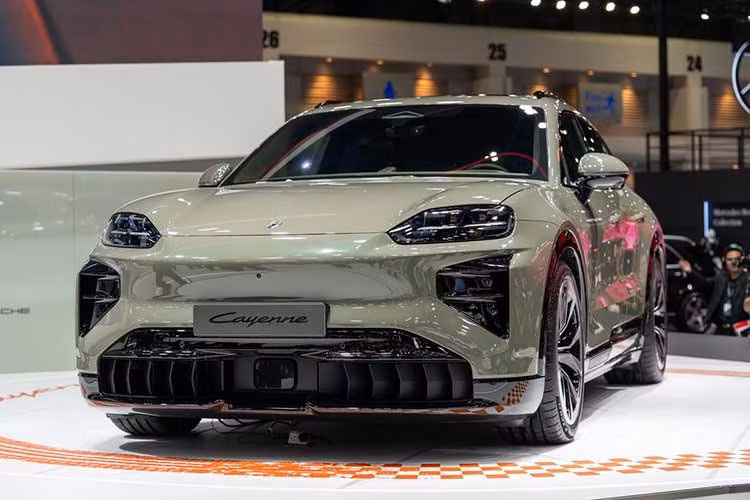 Việc xuất hiện tại Thái Lan cho thấy Porsche đang từng bước đưa Cayenne Electric vào khu vực. Hiện tại, hãng đã phân phối các mẫu xe điện như Taycan và Macan tại Việt Nam. Trong bối cảnh danh mục xe điện đang được mở rộng, khả năng bổ sung một mẫu SUV cỡ lớn như Cayenne Electric trong thời gian tới là đáng chú ý.