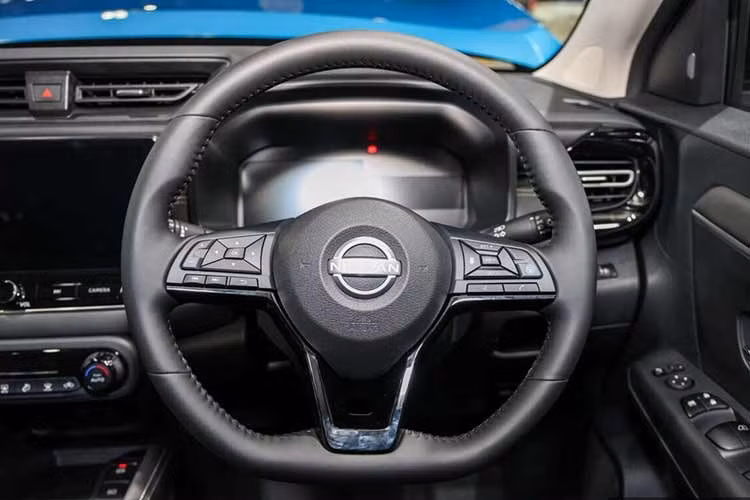 Điểm nhấn trong khu vực này là màn hình cảm ứng trung tâm Audio Display 12,3 inch với độ phân giải cao, kết hợp cùng bảng đồng hồ kỹ thuật số đa sắc TFT 7 inch, giúp hiển thị thông tin rõ ràng và nhanh chóng.