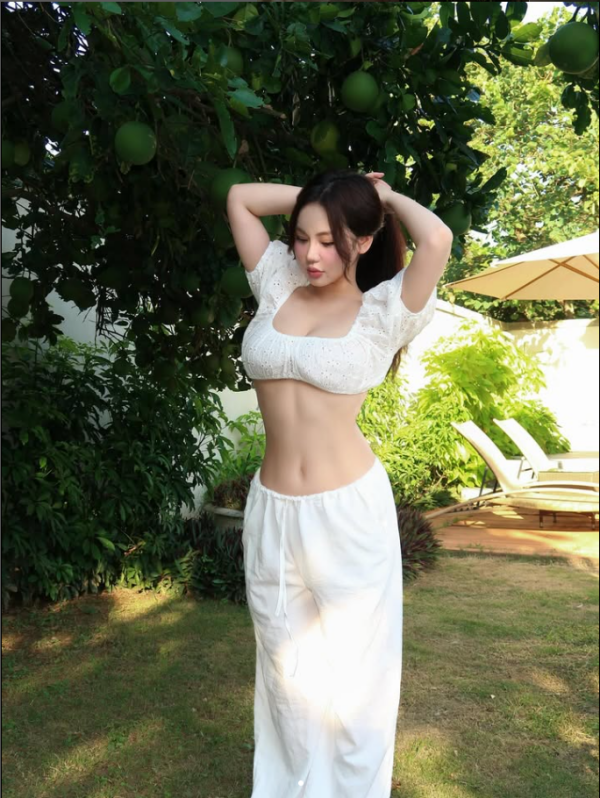 Dù ở bối cảnh nào, từ phố thị phồn hoa đến nhà hàng lãng mạn, Nhím luôn biết cách biến mình thành "nữ hoàng" của nơi đó.