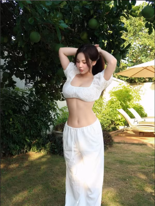 Dù ở bối cảnh nào, từ phố thị phồn hoa đến nhà hàng lãng mạn, Nhím luôn biết cách biến mình thành "nữ hoàng" của nơi đó.