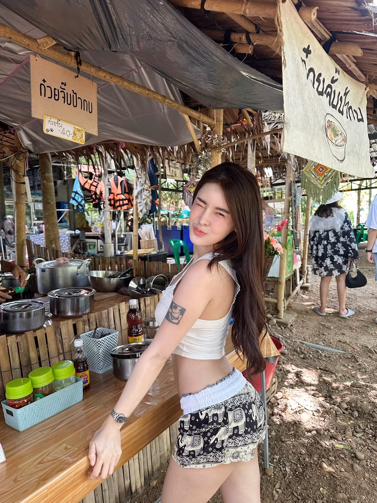 Gái xinh thường xuyên diện những chiếc áo bra top, quần short ngắn cho đến những chiếc váy ôm sát, cô luôn biết cách tôn lên những đường cong quyến rũ của cơ thể.