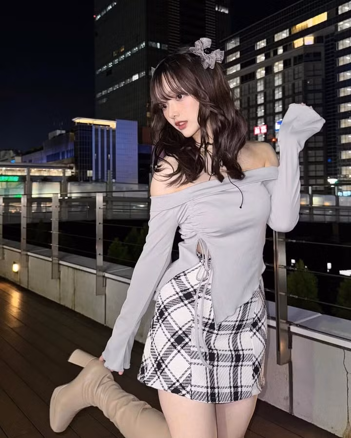 Ten không chỉ là một "gương mặt đẹp". Cô biết cách xây dựng hình ảnh cá nhân tinh tế: Từ tone màu ảnh, cách tạo dáng, cho đến caption nhẹ nhàng bằng tiếng Nhật: "Em vừa làm cơm trưa, anh có muốn ăn không?" Mỗi bài đăng đều mang cảm giác gần gũi, tự nhiên - khiến fan cảm thấy như đang theo dõi cuộc sống thật của một cô bạn dễ thương chứ không phải idol xa cách.