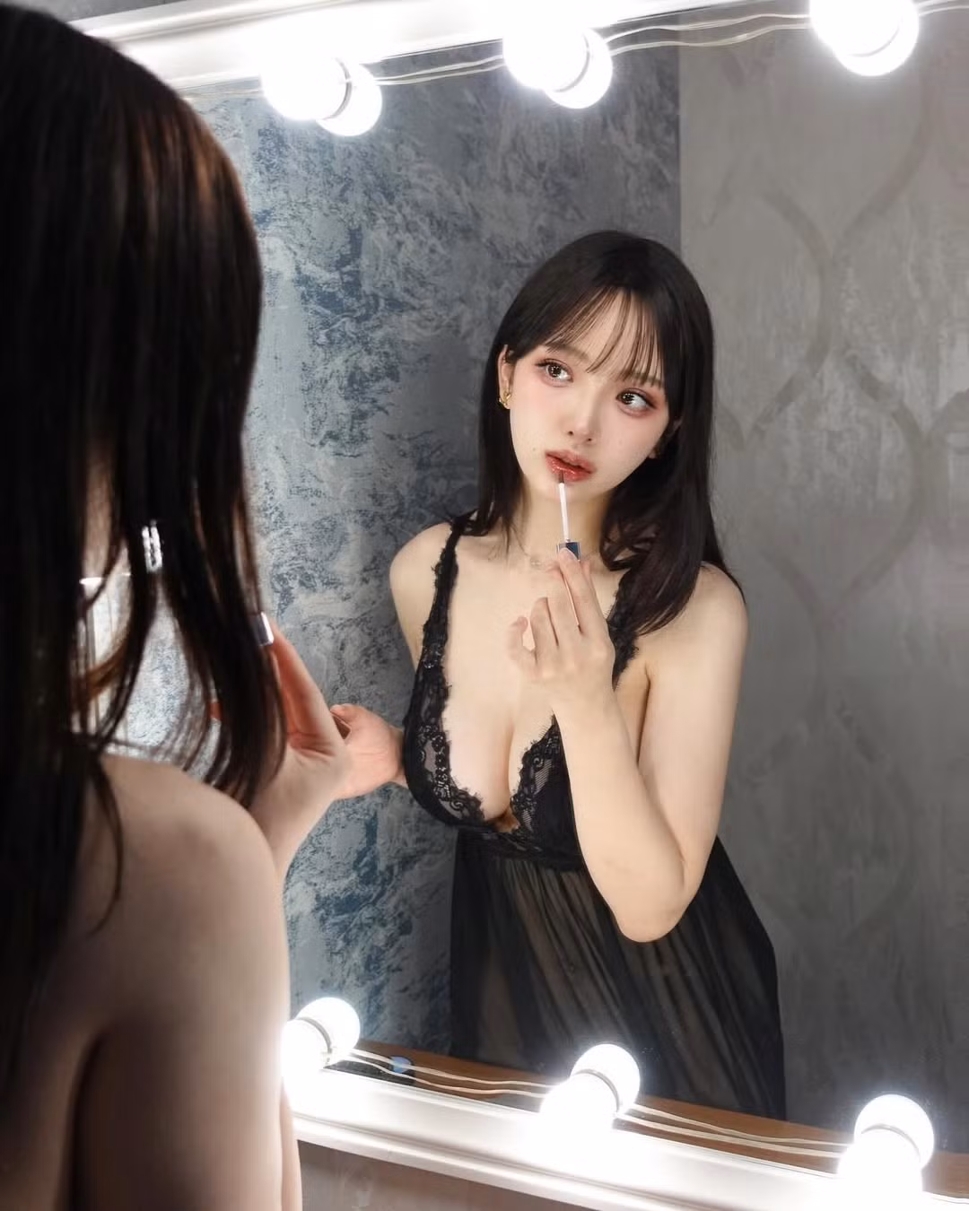 Điểm đặc biệt là Ten còn rất chăm chỉ tập luyện - cô đăng khá nhiều hình ảnh trong phòng tập, với outfit thể thao ôm sát, cho thấy nỗ lực giữ dáng không thua gì người mẫu chuyên nghiệp. Chính sự cân bằng giữa "đáng yêu" và "gợi cảm" khiến Ten trở thành biểu tượng mới trong giới influencer Nhật.