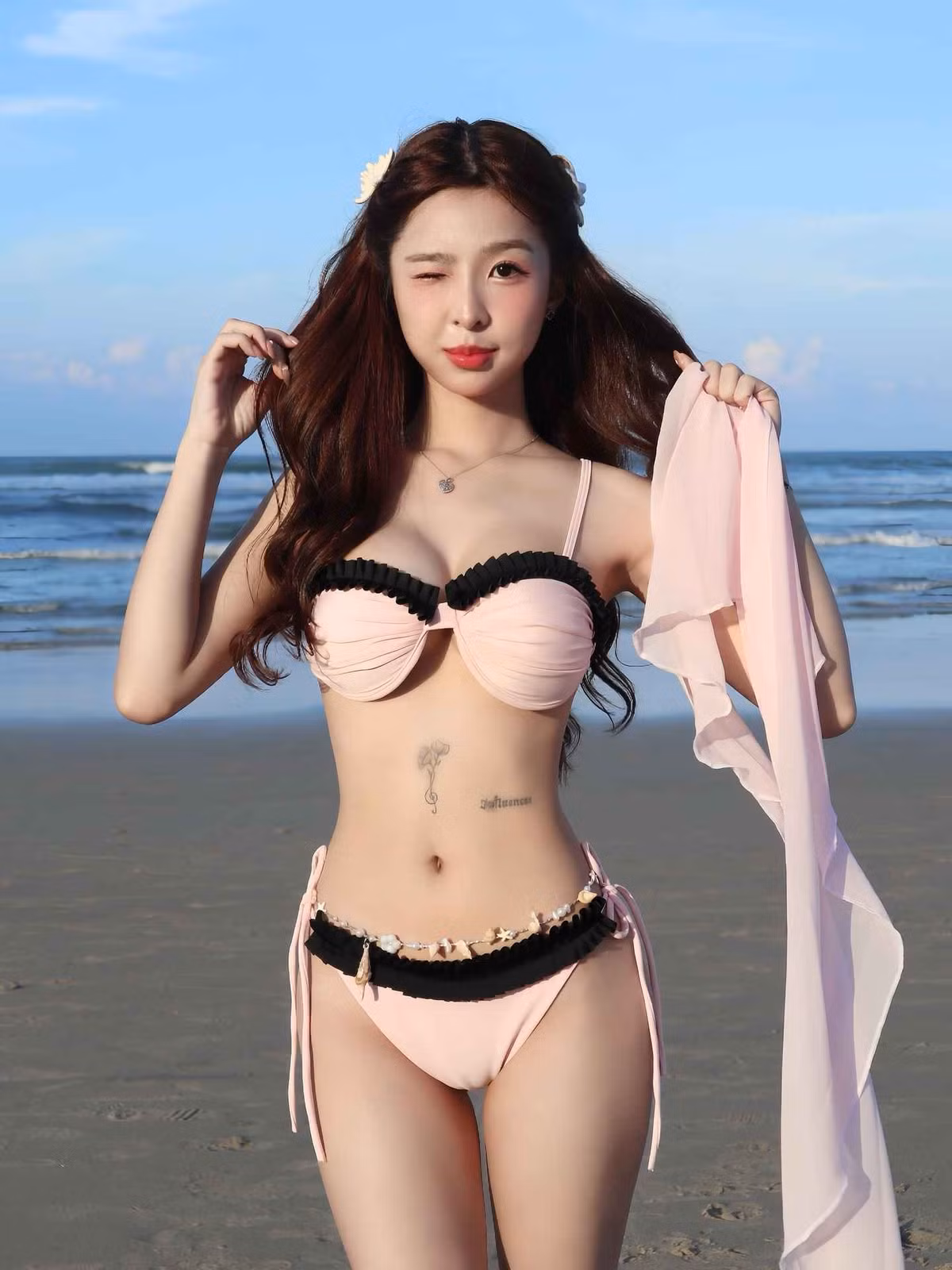 Tammy Phạm cũng thường xuyên thay đổi kiểu tóc và trang điểm để phù hợp với từng concept, từ vẻ ngoài năng động, trẻ trung đến phong cách quyến rũ, trưởng thành. Điều này cho thấy sự đầu tư kỹ lưỡng và gu thẩm mỹ tinh tế của Tammy trong việc xây dựng hình ảnh cá nhân.