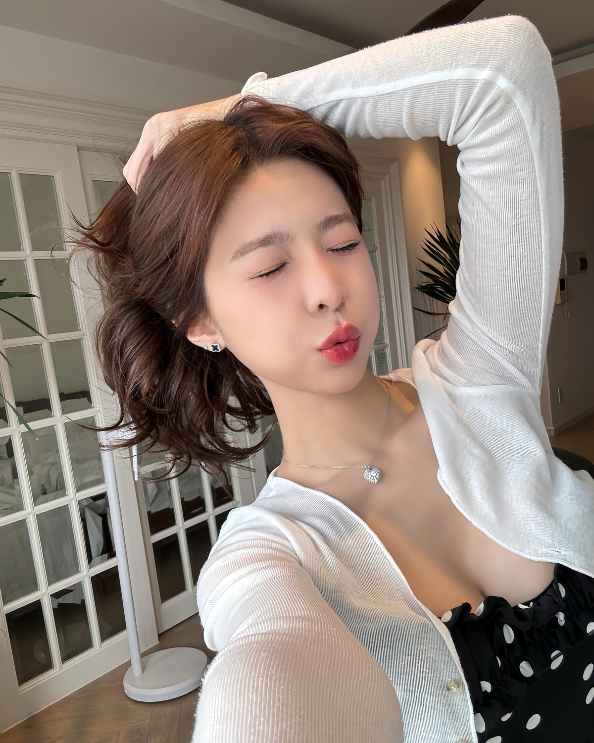 Nàng hot girl đến từ TP HCM nhiều lần khiến fan nam đứng ngồi không yên nhờ những bộ ảnh flex thân hình cực bốc lửa, vòng eo con kiến của cô nàng khiến bao người mơ ước.