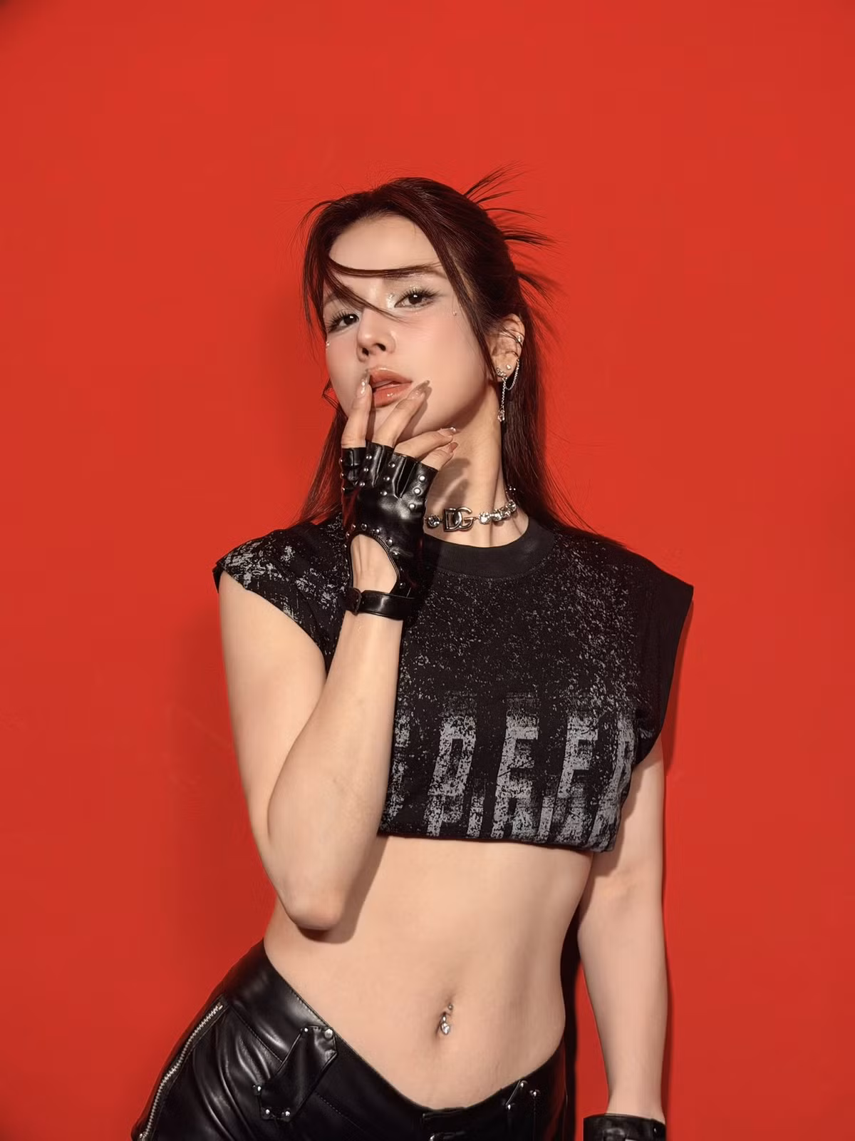 Tạo dáng linh hoạt, từ những khoảnh khắc ngồi tựa ghế đầy phóng khoáng đến các pose đứng khoe trọn hình thể săn chắc, nữ nghệ sĩ cho thấy sự chuyên nghiệp và kinh nghiệm dày dặn trước ống kính.