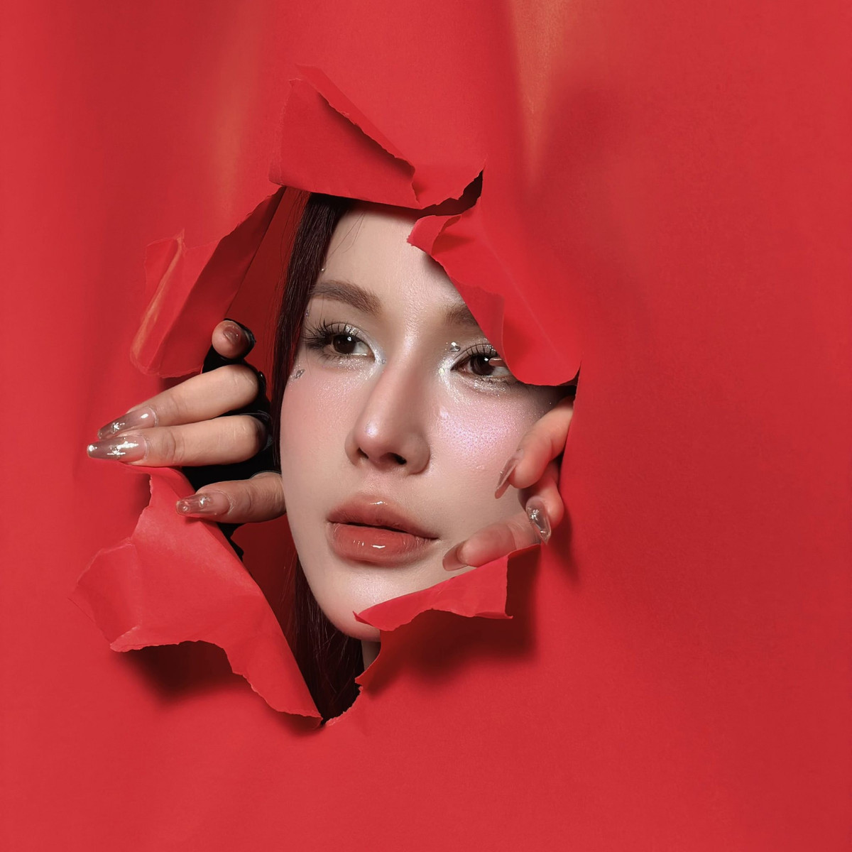 Không ít ý kiến nhận xét, ở thời điểm hiện tại, Diệp Lâm Anh không chỉ đẹp theo kiểu gợi cảm mà còn toát lên năng lượng tích cực, mạnh mẽ và tự tin – hình ảnh của một người phụ nữ độc lập, bản lĩnh và không ngừng làm mới chính mình.