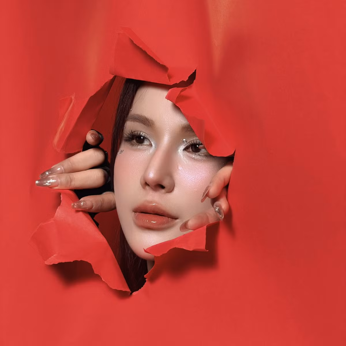 Không ít ý kiến nhận xét, ở thời điểm hiện tại, Diệp Lâm Anh không chỉ đẹp theo kiểu gợi cảm mà còn toát lên năng lượng tích cực, mạnh mẽ và tự tin – hình ảnh của một người phụ nữ độc lập, bản lĩnh và không ngừng làm mới chính mình.