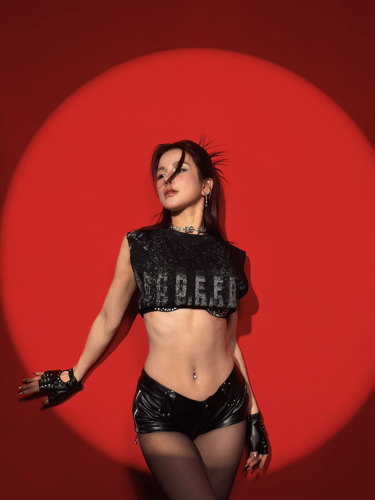 Loạt ảnh nhanh chóng thu hút sự chú ý trên mạng xã hội, nhiều khán giả dành lời khen cho vóc dáng ngày càng nóng bỏng, khỏe mạnh của Diệp Lâm Anh.