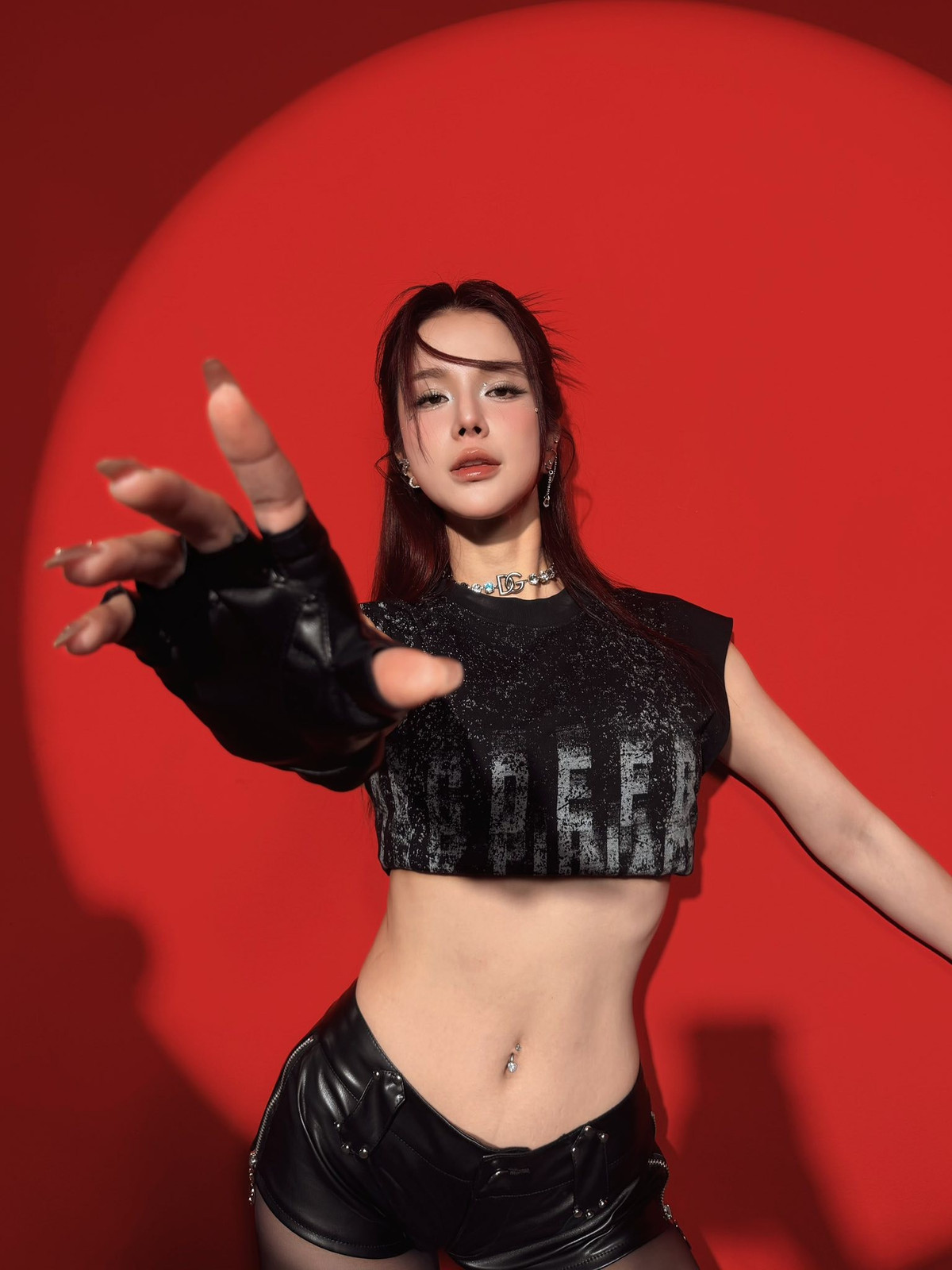 Trong bộ ảnh, Diệp Lâm Anh xuất hiện với trang phục tông đen cá tính, khéo léo tôn lên vòng eo săn chắc và thân hình cân đối. Phần áo crop-top kết hợp quần short da ôm sát giúp khoe trọn vòng hai phẳng lì cùng đôi chân thon dài, khỏe khoắn – thành quả rõ nét của quá trình tập luyện nghiêm túc. Những đôi boots cao cổ, găng tay da và phụ kiện kim loại càng làm nổi bật tinh thần thể thao pha lẫn nét gợi cảm hiện đại.