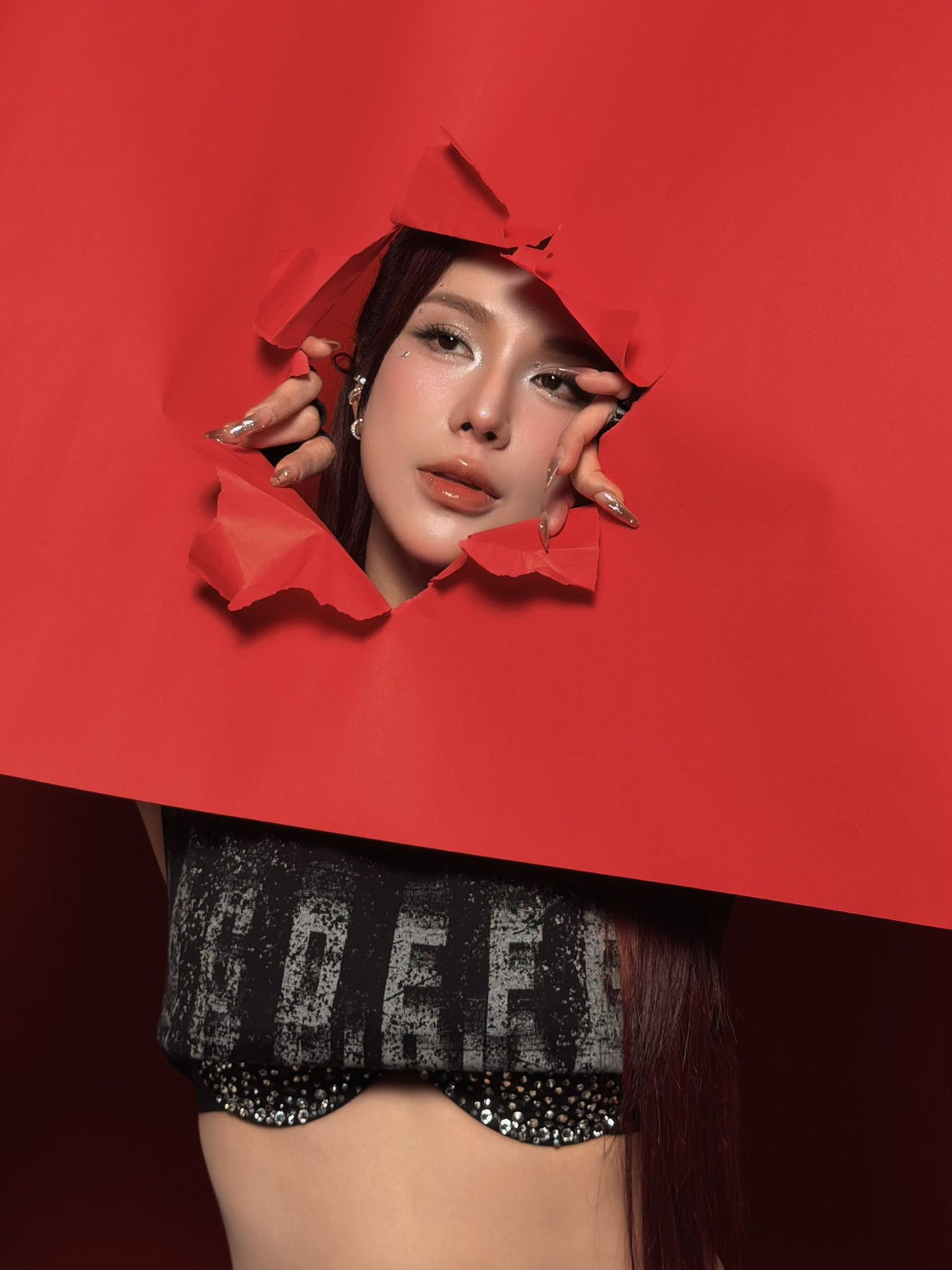 Ở những khung hình cận mặt, làn da mịn màng, ánh nhìn tự tin và biểu cảm lạnh càng làm nổi bật vẻ đẹp trưởng thành, quyến rũ nhưng không kém phần mạnh mẽ của người đẹp.