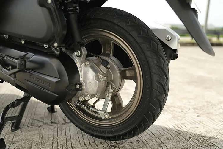 Burgman Street EX 2026 vẫn sử dụng động cơ xi-lanh đơn dung tích 124cc làm mát bằng không khí, nền tảng quen thuộc được chia sẻ với Access 125. Khối động cơ này sản sinh công suất tối đa 8,58 mã lực cùng mô-men xoắn cực đại 10 Nm, tập trung vào khả năng vận hành êm ái và tiết kiệm nhiên liệu.