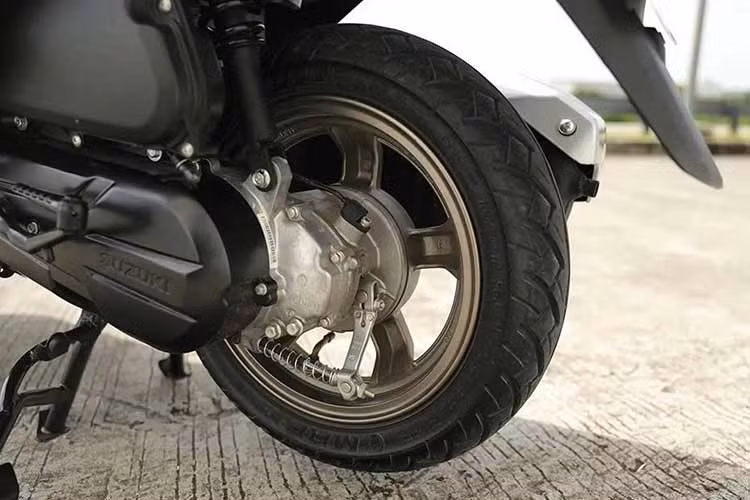 Burgman Street EX 2026 vẫn sử dụng động cơ xi-lanh đơn dung tích 124cc làm mát bằng không khí, nền tảng quen thuộc được chia sẻ với Access 125. Khối động cơ này sản sinh công suất tối đa 8,58 mã lực cùng mô-men xoắn cực đại 10 Nm, tập trung vào khả năng vận hành êm ái và tiết kiệm nhiên liệu.