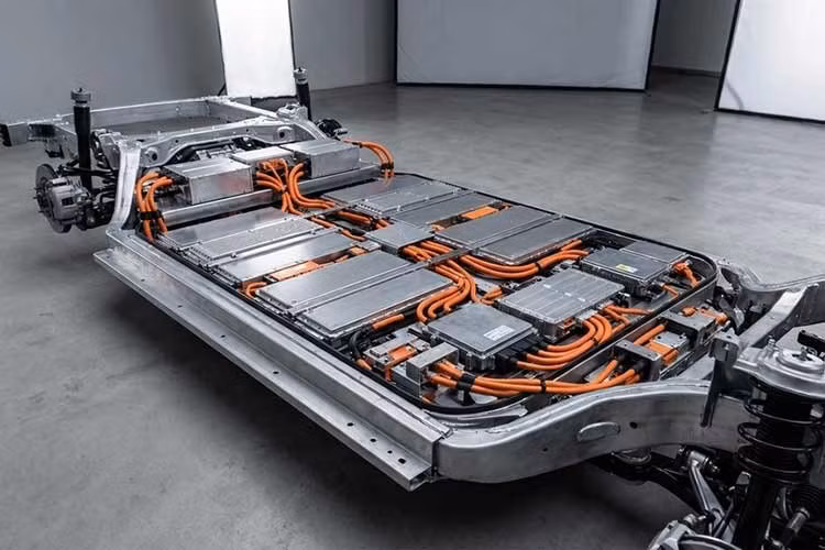 Xe sử dụng nền tảng điện áp cao với công nghệ SiC, cho phép bản Max đạt mức điện áp lên tới 897V, giúp sạc nhanh đáng kể khi có thể bổ sung quãng đường 670 km chỉ trong 15 phút hoặc sạc từ 10–80% pin trong vòng 12 phút.