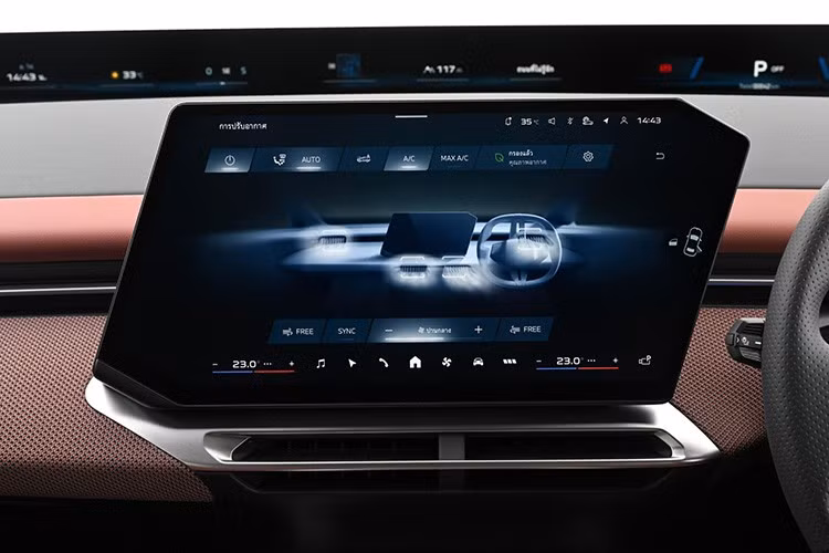 Một màn hình "iDrive toàn cảnh" mới 43,3 inch chạy dọc theo chiều dài bảng điều khiển, đặt sát chân kính chắn gió, hiển thị thông tin xe như tốc độ, mức pin... Vô-lăng mới với hệ thống điều khiển xúc giác.