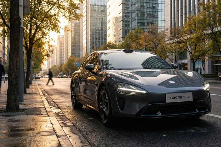 Xiaomi SU7 2026 tiếp tục được phân phối với ba cấu hình Standard, Pro và Max, có giá từ 219.900 đến 303.900 nhân dân tệ (tương đương khoảng 31.870–43.950 USD, khoảng 831 - 1,15 tỷ đồng). Khách hàng chỉ cần đặt cọc 5.000 nhân dân tệ để giữ xe và có thể thay đổi cấu hình trong thời gian ngắn sau khi đặt hàng.
