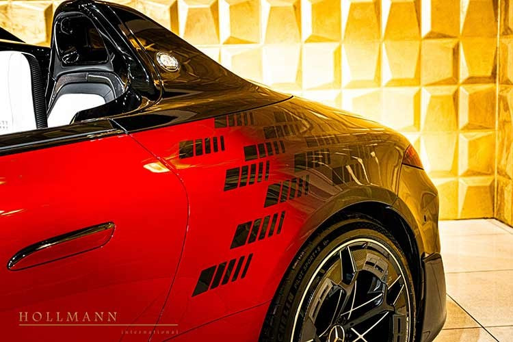 Kính chắn gió và cột A được lược bỏ, xe bổ sung vòng bảo vệ HALO quen thuộc của những mẫu xe đua F1 được áp dụng từ năm 2018. Khung bảo vệ khi lật thiết kế phía sau tựa đầu, mang huy hiệu AMG màu trắng đen.