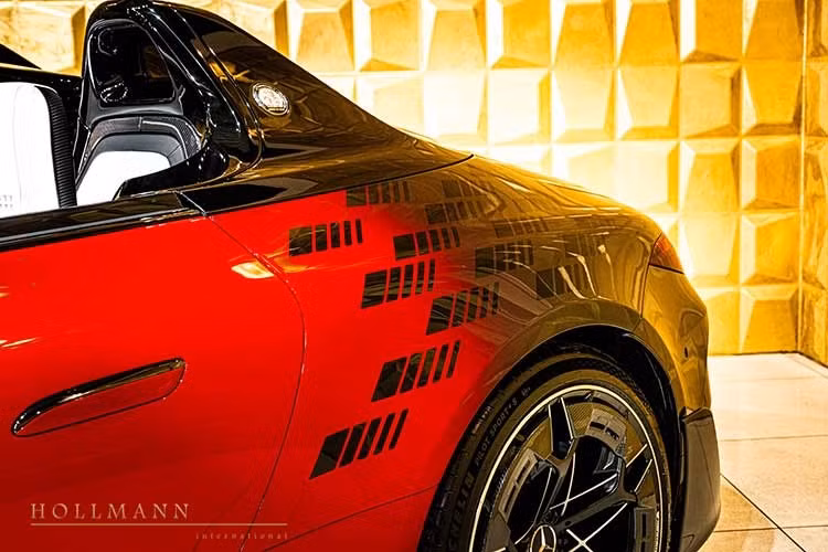 Kính chắn gió và cột A được lược bỏ, xe bổ sung vòng bảo vệ HALO quen thuộc của những mẫu xe đua F1 được áp dụng từ năm 2018. Khung bảo vệ khi lật thiết kế phía sau tựa đầu, mang huy hiệu AMG màu trắng đen.