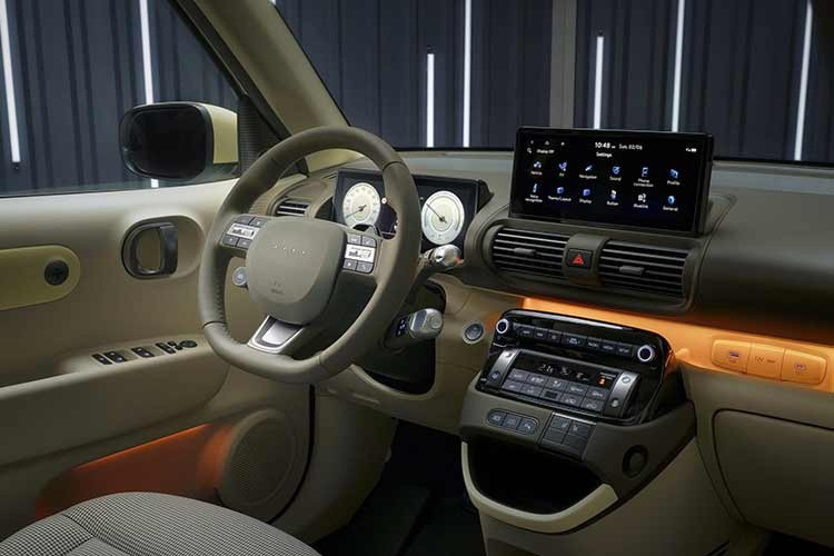 Không gian nội thất là điểm nhấn rõ rệt nhất của phiên bản Lounge. Hyundai đã trang bị ghế bọc da thật – một chi tiết hiếm gặp trong phân khúc xe cỡ nhỏ, đi kèm trần xe và tấm che nắng sử dụng chất liệu dệt cao cấp.