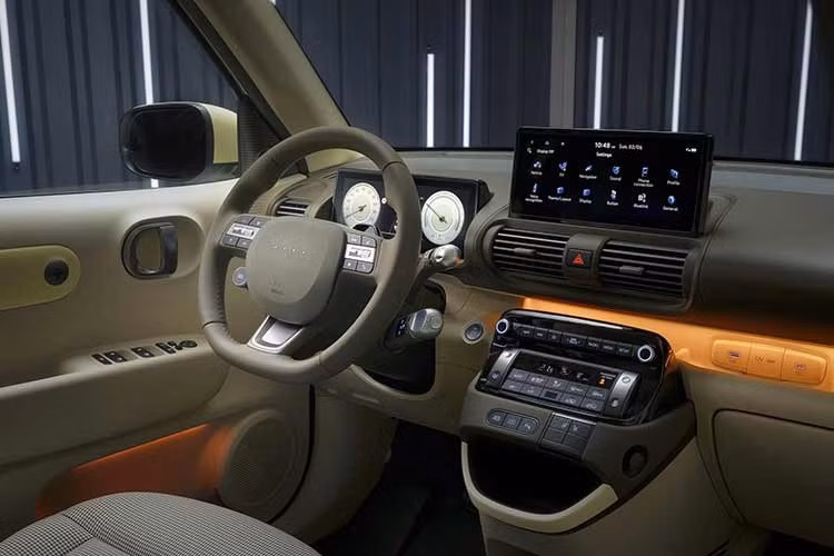 Không gian nội thất là điểm nhấn rõ rệt nhất của phiên bản Lounge. Hyundai đã trang bị ghế bọc da thật – một chi tiết hiếm gặp trong phân khúc xe cỡ nhỏ, đi kèm trần xe và tấm che nắng sử dụng chất liệu dệt cao cấp.