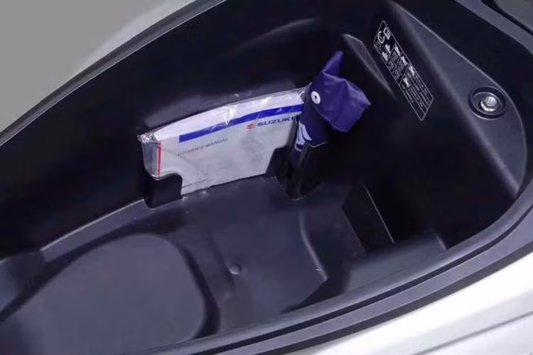 Chiều cao yên 780 mm khá phù hợp với thể trạng người châu Á, trọng lượng 111 kg giúp việc dắt xe, quay đầu hay len lỏi phố đông trở nên nhẹ nhàng hơn nhiều, khoang chứa đồ dưới yên dung tích 21,5 lít rất tiện dụng. Cụm đèn hậu kéo dài hết chiều ngang đuôi xe giúp tăng độ nhận diện khi di chuyển ban đêm.