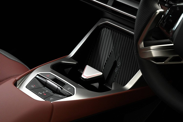 Nguồn năng lượng đến từ bộ pin dung lượng 113,4 kWh, cho phạm vi hoạt động tối đa 805 km mỗi lần sạc đầy theo công bố của hãng. Hệ thống pin hỗ trợ sạc nhanh công suất lên tới 400 kW. Với điều kiện phù hợp, xe có thể sạc từ 10% lên 80% trong khoảng 21 phút.