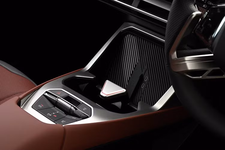 Nguồn năng lượng đến từ bộ pin dung lượng 113,4 kWh, cho phạm vi hoạt động tối đa 805 km mỗi lần sạc đầy theo công bố của hãng. Hệ thống pin hỗ trợ sạc nhanh công suất lên tới 400 kW. Với điều kiện phù hợp, xe có thể sạc từ 10% lên 80% trong khoảng 21 phút.