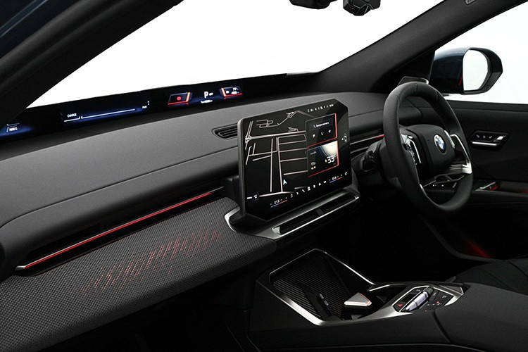 BMW iX3 2026 trang bị hai mô-tơ điện, cho tổng công suất 469 mã lực và mô-men xoắn 645 Nm, kết hợp hệ dẫn động bốn bánh toàn thời gian. Xe có khả năng tăng tốc từ 0-100 km/h trong 4,9 giây và đạt tốc độ tối đa 210 km/h.