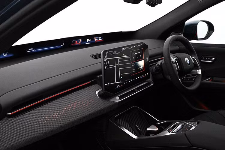 BMW iX3 2026 trang bị hai mô-tơ điện, cho tổng công suất 469 mã lực và mô-men xoắn 645 Nm, kết hợp hệ dẫn động bốn bánh toàn thời gian. Xe có khả năng tăng tốc từ 0-100 km/h trong 4,9 giây và đạt tốc độ tối đa 210 km/h.