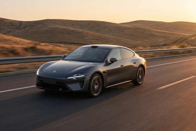 Về thiết kế, mẫu xe sedan điện Xiaomi SU7 2026 mới được tinh chỉnh nhẹ ở phần đầu xe với lưới tản nhiệt mới tích hợp radar sóng mm 4D, đồng thời bổ sung hệ thống làm sạch áp lực cao cho camera trước và sau.