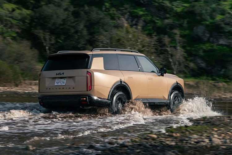 Đây là thông số hiếm thấy đối với một mẫu xe sử dụng kết cấu khung liền khối, vốn không phải là thế mạnh trong vận hành off-road. Dù vậy, vẫn có một số mẫu xe vượt qua con số này, như Land Rover Defender OCTA với khả năng lội nước 39,6 inch (1.005 mm), hay Rivian R1S đạt tới 43,1 inch (1.095 mm).