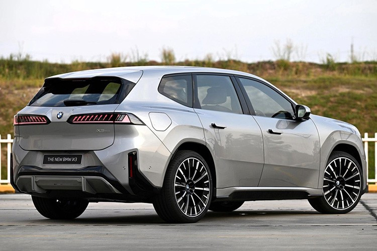 Ngoài ra, chỉ với 10 phút sạc, BMW iX3 2026 có thể di chuyển khoảng 372 km, cho thấy khả năng đáp ứng tốt nhu cầu sử dụng đường dài. Xe được sản xuất tại nhà máy Debrecen (Hungary) và từng ra mắt toàn cầu tại Triển lãm ôtô Munich 2025.