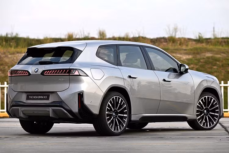 Ngoài ra, chỉ với 10 phút sạc, BMW iX3 2026 có thể di chuyển khoảng 372 km, cho thấy khả năng đáp ứng tốt nhu cầu sử dụng đường dài. Xe được sản xuất tại nhà máy Debrecen (Hungary) và từng ra mắt toàn cầu tại Triển lãm ôtô Munich 2025.