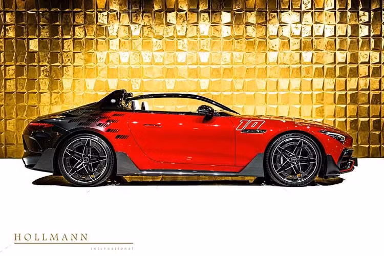 Siêu xe Mercedes-AMG PureSpeed mui trần lấy cảm hứng từ mẫu xe đua Mercedes 2-Liter Rennwagen được ra mắt tại Monaco Grand Prix 2024. Phần thân trước sơn màu đỏ Zircon Red, dần chuyển sang tông màu xám Graphite Grey cùng với họa tiết đặc trưng của AMG.