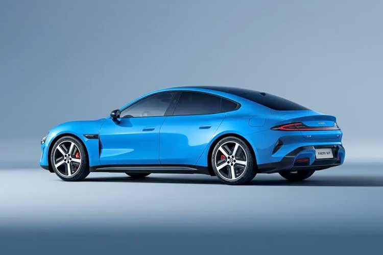 Tất cả các phiên bản đều sử dụng lốp sau kích thước lớn 265 mm. Ở khía cạnh công nghệ, SU7 2026 tích hợp hệ điều hành thông minh Super XiaoAI cùng mô hình nhận thức XLA, vận hành trên nền tảng chip Snapdragon 8 thế hệ mới kết hợp bộ xử lý phụ mạnh mẽ. Xiaomi cũng cho phép các phiên bản SU7 trước đó cập nhật OTA để sử dụng hệ thống này.