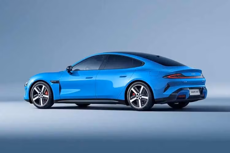 Tất cả các phiên bản đều sử dụng lốp sau kích thước lớn 265 mm. Ở khía cạnh công nghệ, SU7 2026 tích hợp hệ điều hành thông minh Super XiaoAI cùng mô hình nhận thức XLA, vận hành trên nền tảng chip Snapdragon 8 thế hệ mới kết hợp bộ xử lý phụ mạnh mẽ. Xiaomi cũng cho phép các phiên bản SU7 trước đó cập nhật OTA để sử dụng hệ thống này.