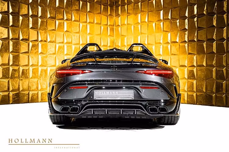 Mercedes-AMG PureSpeed sản xuất giới hạn 250 chiếc trên toàn cầu và mức giá đang được chào bán 999.000 Euro hơn 1,15 triệu USD quy đổi 30 tỷ đồng.