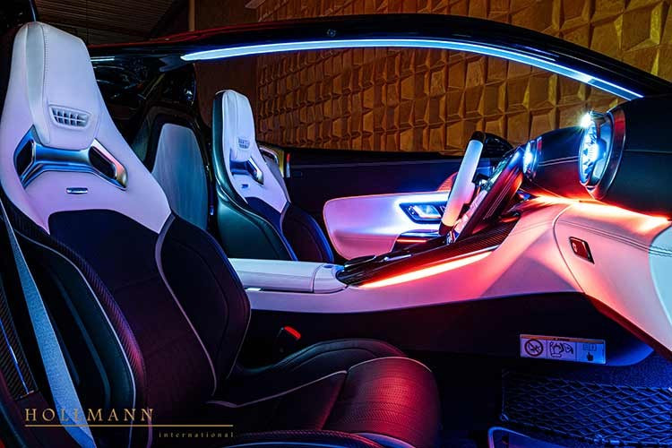 Khoang lái có hai tông màu tương phản trắng Crystal White và đen. Các trang bị tiêu chuẩn là vô lăng AMG Performance và ghế thể thao AMG Performance với phần ốp lưng bằng sợi carbon, bổ sung thêm chức năng sưởi ấm vai và gáy.