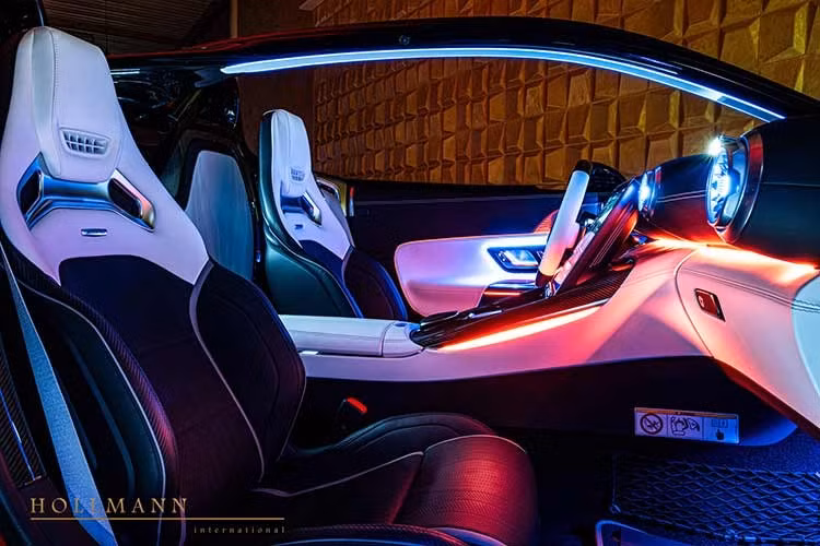 Khoang lái có hai tông màu tương phản trắng Crystal White và đen. Các trang bị tiêu chuẩn là vô lăng AMG Performance và ghế thể thao AMG Performance với phần ốp lưng bằng sợi carbon, bổ sung thêm chức năng sưởi ấm vai và gáy.