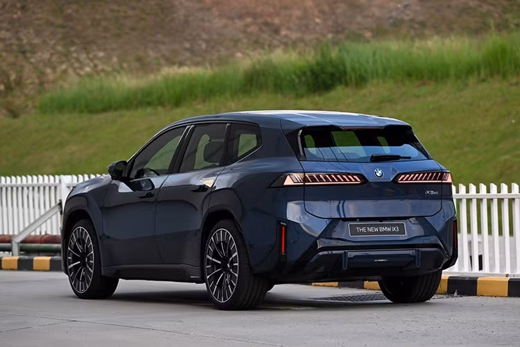 Ngoại thất thay đổi đáng chú ý của xe là khi lưới tản nhiệt dạng “quả thận” được thu gọn và tích hợp hiệu ứng phát sáng. Thiết kế này kết hợp cùng cụm đèn pha tạo thành một khối thống nhất, lấy cảm hứng từ các mẫu xe cổ điển của BMW.