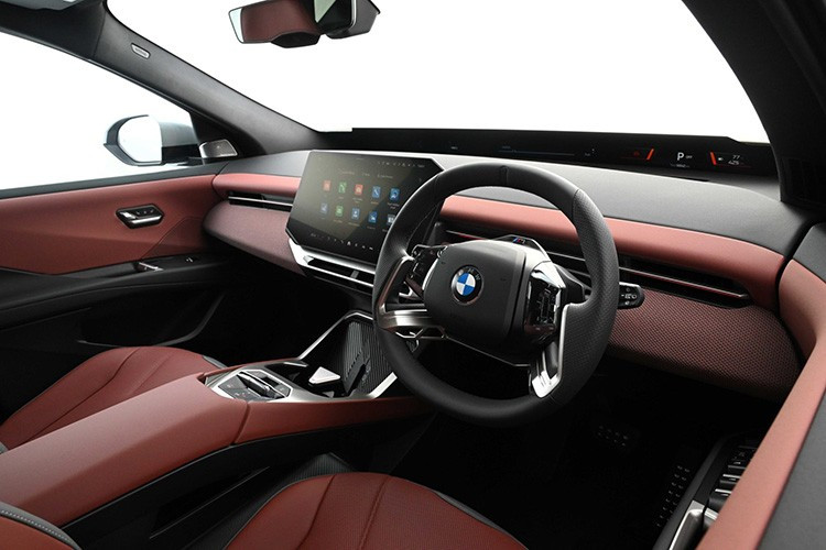 Thiết kế mới giúp iX3 tăng không gian nội thất. BMW bắt vít ghế trước trực tiếp vào cụm pin. Nội thất iX3 thiết kế tối giản. Xe trang bị màn hình thông tin giải trí 17,9 inch, chứa các nút điều khiển cho hầu hết các chức năng xe và chạy phần mềm iDrive mới nhất của BMW.