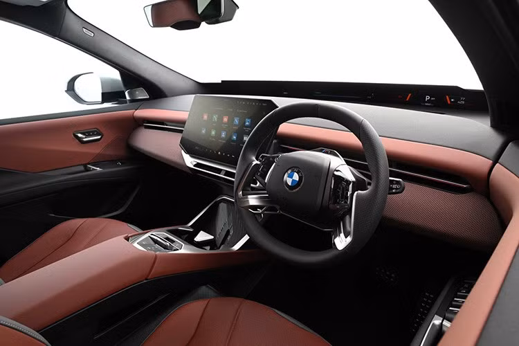 Thiết kế mới giúp iX3 tăng không gian nội thất. BMW bắt vít ghế trước trực tiếp vào cụm pin. Nội thất iX3 thiết kế tối giản. Xe trang bị màn hình thông tin giải trí 17,9 inch, chứa các nút điều khiển cho hầu hết các chức năng xe và chạy phần mềm iDrive mới nhất của BMW.